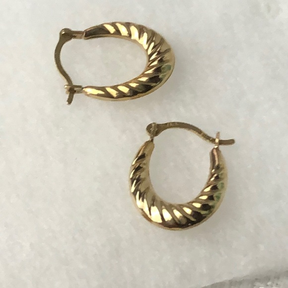 10K gold Jewelry - Shimmering 10K yellow gold hoops